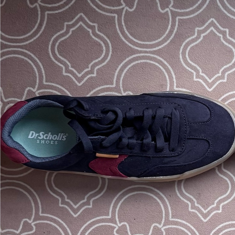 NWT Dr Scholl's Navy/Burgundy Sneakers, size 6, very comfortable for long walks
